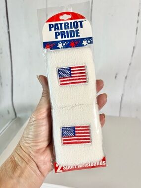Unisex White with American Flags Pair of Wristbands Sweatbands (1 pair)-New!!